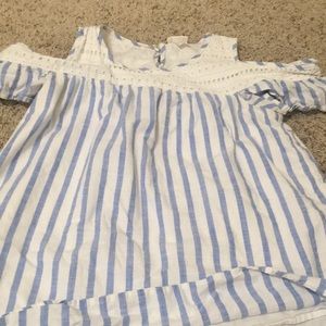 A shoulderless shirt